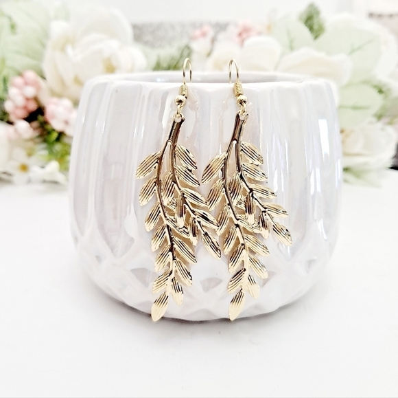 Metal Gold tone leaf boho lightweight cute dangle tropical earrings 💖 2/$30 - Picture 8 of 9